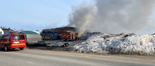 Dramatisk brand i förråd på Pitholm – miljonvärden upp i rök