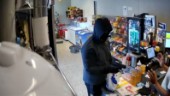 Här slår rånaren till mot butiken – hotade personalen med pistol