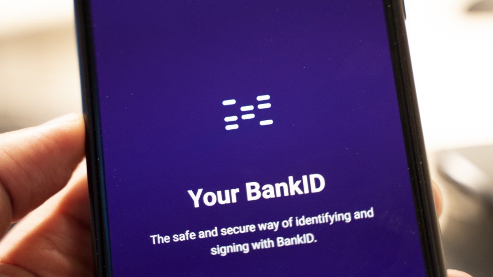 Kunden identifierar sig i Bank-id-appen för att öppna sitt digitala ID-kort. I appen visas ID-kortet i två minuter sedan man loggat in.