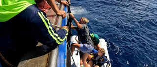 Danskar undsatta sedan val sänkt segelbåten