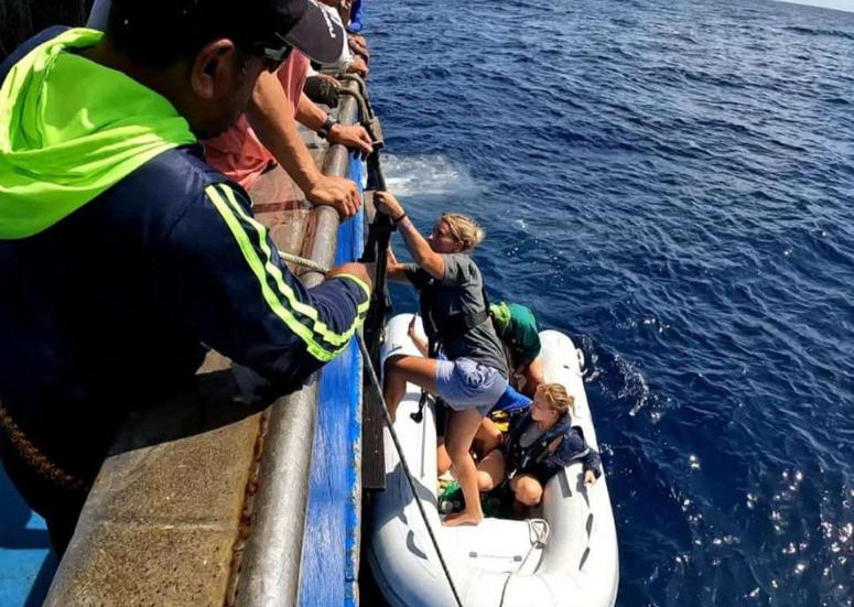 Ecuadorianska fiskare räddar de danska seglarna på Still havet.