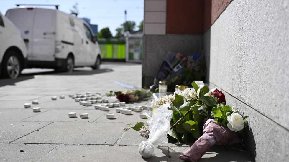 Blommor vid platsen i Älvsjö där en pojke dödades under torsdagskvällen. På lördagen häktades en pojke misstänkt för mord.