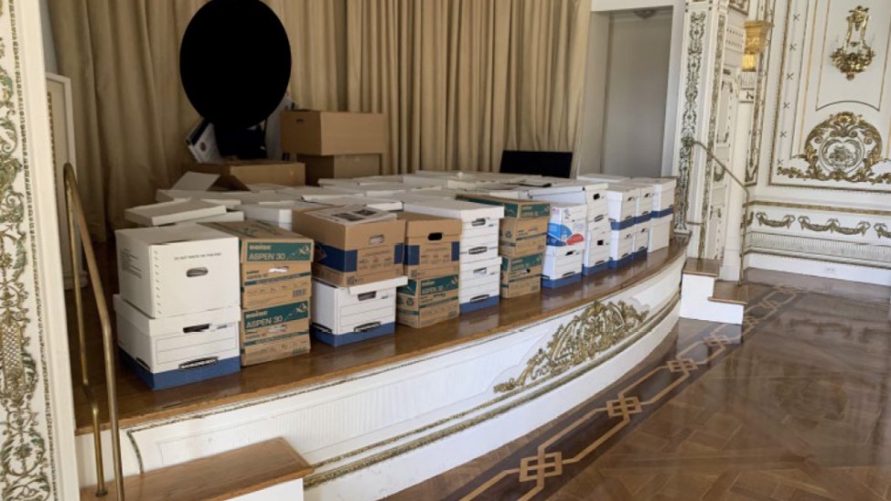 Bild från förundersökningen mot Donald Trump som visar kartonger med dokument från Vita huset som förvaras i balsalen på egendomen Mar-a-Lago i Palm Beach, Florida.