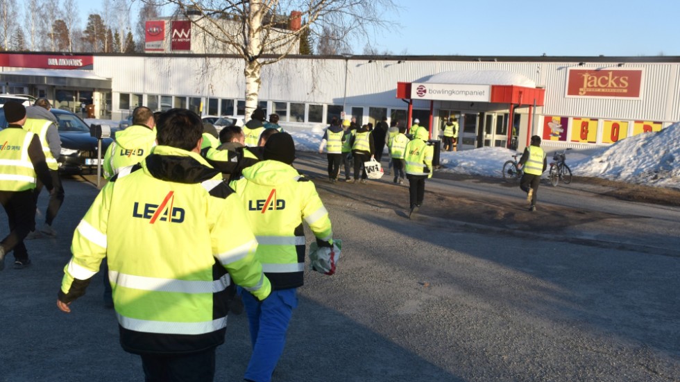 Staff from Wuxi Sweden get off two chartered buses and walk towards Jack's store on Gymnasievägen in Anderstorp.