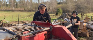 Tonårsbröder från Godegård klyver ved för Ukraina