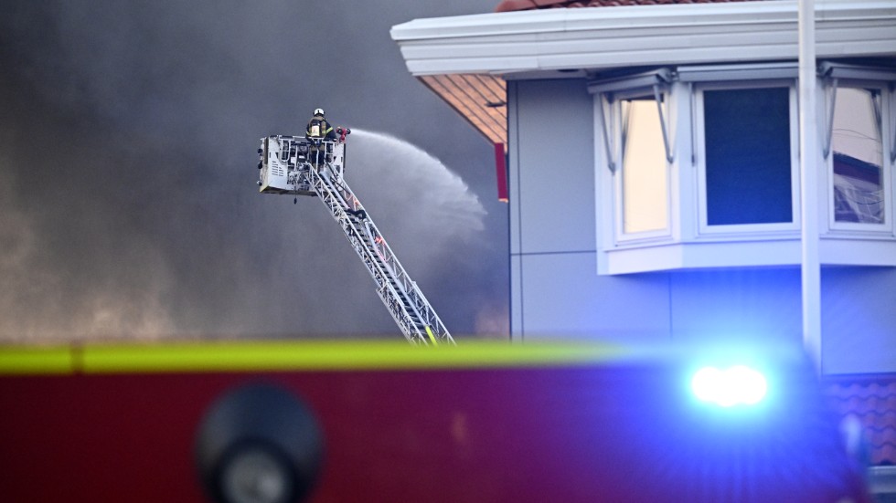 Räddningstjänsten bekämpar branden i ett byggvaruhus.