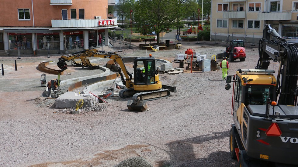 Arbetet på Tors plan rullar på. Den omtalade vattenspegeln, med sin lilla bäck håller som bäst på att ta form. Och plattläggningen på en del av torget är klar.