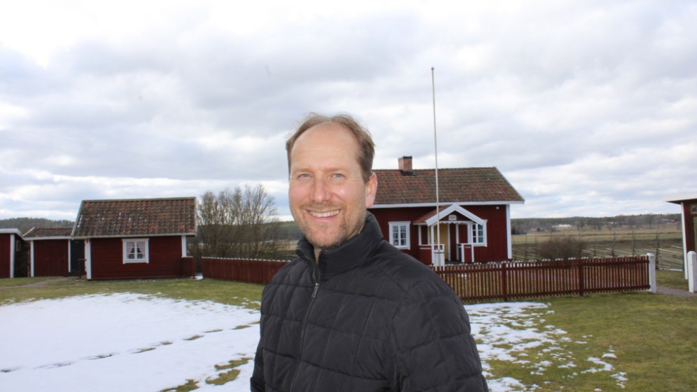 Robert Soowik framför några av byggnaderna i det som tidigare var Smålandsbyn.