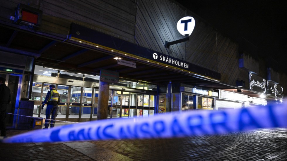 Polisens avspärrning vid tunnelbanestationen i Skärholmen i södra Stockholm efter att två män skadats i en skottlossning på onsdagskvällen.