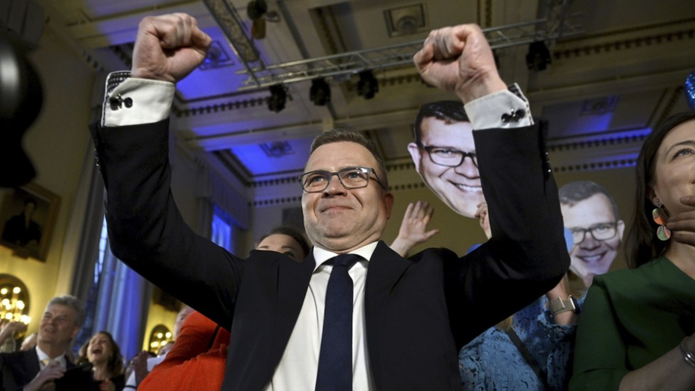 Samlingspartiets partiledare Petteri Orpo jublar på valvakan.