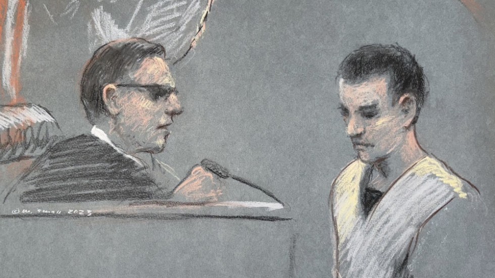 Teckning av den misstänkte Pentagonläckan Jack Teixeira, till höger, när han på fredagen framträder inför en domstol i Boston i USA för att höra anklagelsepunkterna som riktas mot honom.