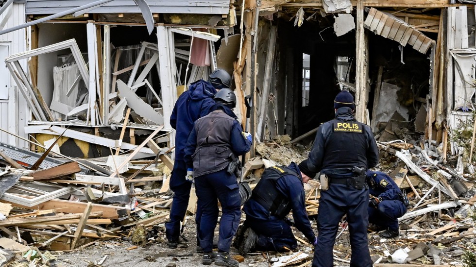 Polisens tekniker jobbar vid ett hus i Hässelby i nordvästra Stockholm som nyligen utsattes för ett sprängdåd. Arkivbild.