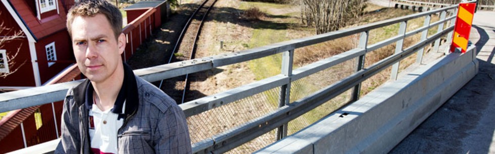 BESTORP 20140404
Byalaget i Bestorps är upprörda över att bron över järnvägen i Garnvik ska byggas om och att det inte kommer uppföras en tillfällig bro.
Bilden: Byalagets kassör Fredrik Janzn.
Bild Jeppe Gustafsson