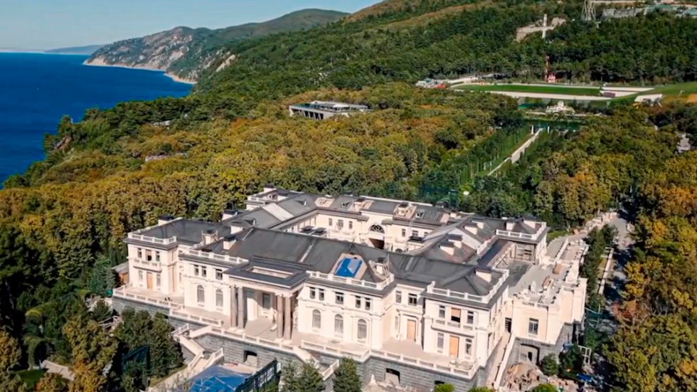 Palatset vid Svarta havet utgör en del av ett bygge som har pågått i 15 år och ska ha kostat motsvarande 11 miljarder kronor.