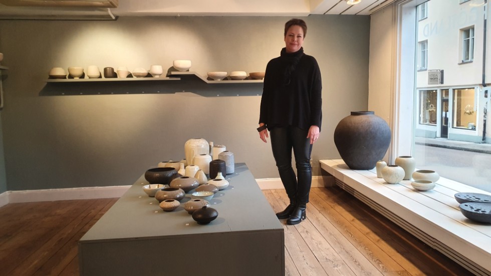 Marie Oldfeldt ställer ut keramik i Slöjdgalleriet i Linköping. 