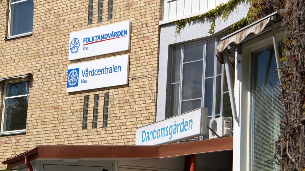 Kisa vårdcentral coronatestar upp till tio Kindabor om dagen. "Vi prioriterar de som har svårt att ta sig till Linköping", verksamhetschef Susanne Svärm.