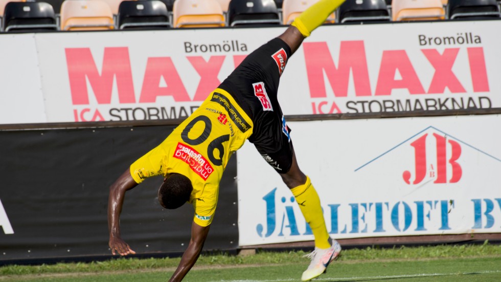 Mjällbys Moses Ogbu firade sitt 1–0-mål i 3–1-segern hemma mot AIK med ett akrobatiskt nummer.
