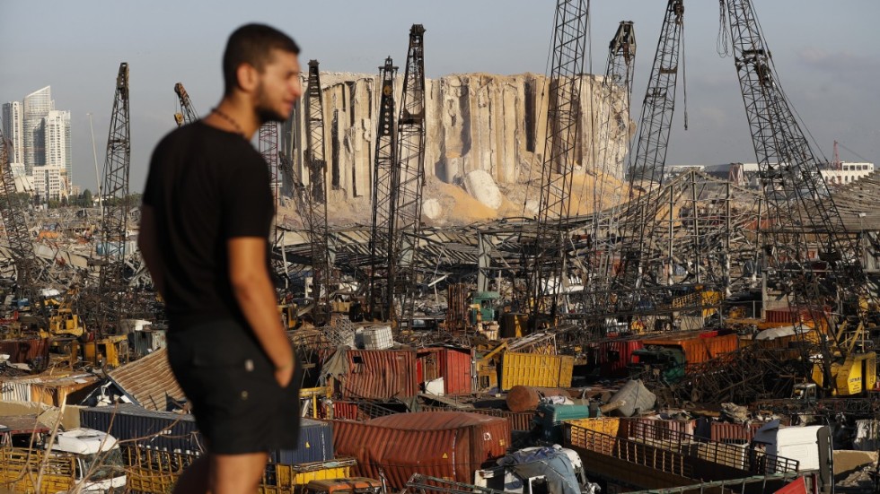 En man blickar ut över förödelsen efter tisdagens explosioner som förstörde stora delar av Libanons huvudstad Beirut.