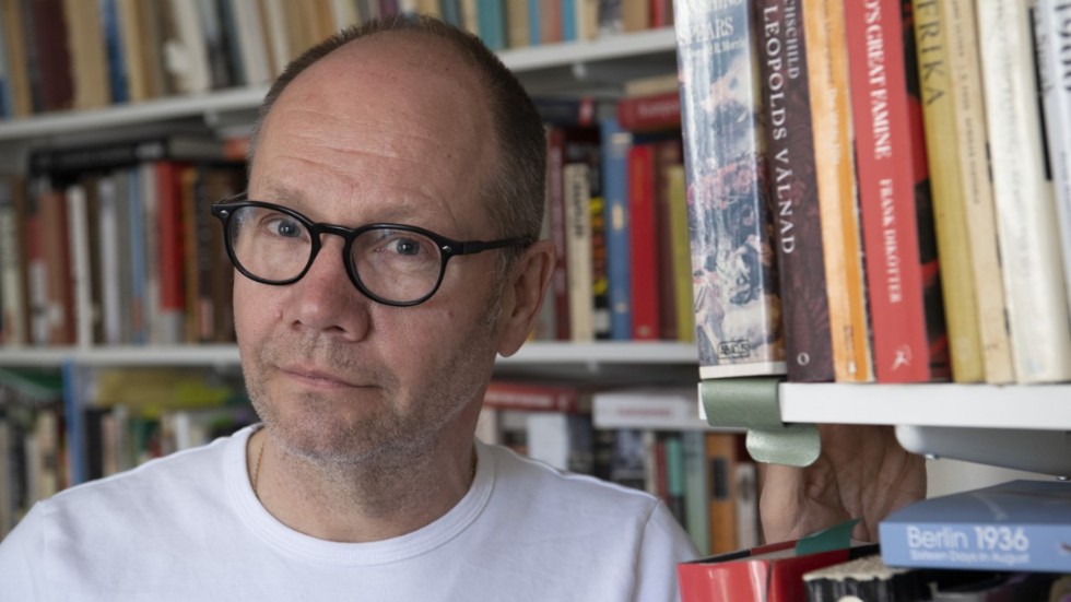 Peter Englund är född i Boden 1957 men bor sedan många år tillbaka i Uppsala. Han är historiker, författare och ledamot av Svenska Akademien. Med boken "Söndagsvägen" skiftar han genre och epok. 