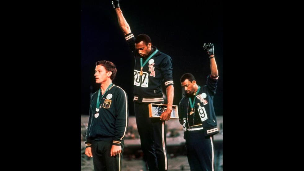 Amerikanerna John Carlos och Tommie Smith stod för en uppmärksammad politisk protest från prispallen under OS i Mexiko 1968. Nu pågår ett arbete inom den olympiska rörelsen för att låta idrottare genomföra protester utan att riskera att straffas. Arkivbild.