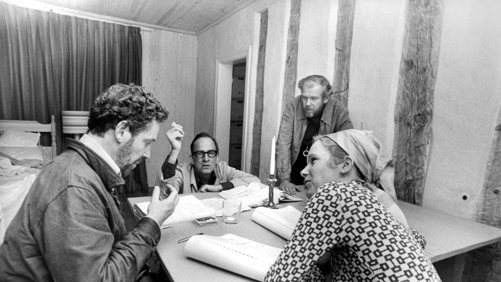Regissören Ingmar Bergman tillsammans med skådespelarna Erland Josephson och Liv Ullmann och filmfotografen Sven Nykvist under inspelningen av "Scener ur ett äktenskap". Arkivbild.