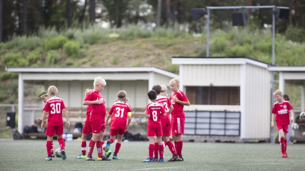 Signaturen "Undrande fotbollsintresserad" tycker att Katrineholm Cup inte borde genomföras i år på grund av pandemin. Här en bild från turneringen 2018.