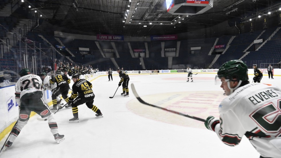Tingsryd, här i en match mot svartklädda AIK, har hamnat i ekonomisk kris. Nu hoppas den hockeyallsvenska klubben klara sig genom en nyemission. Arkivbild.
