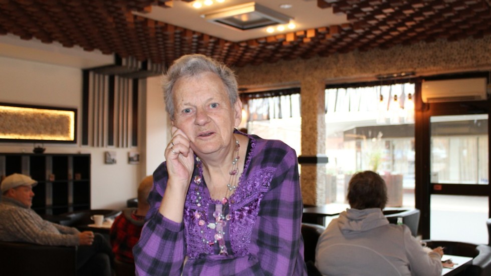 Agneta Goth är själv 70-plussare men tycker att det är viktigt att stötta det lokala caféet. "Här behöver man inte sitta och trängas, och vi vill inte ha bruna papper i fönstrena här", säger hon. 