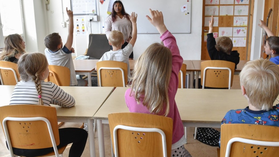 Det är vår fasta övertygelse att förskolan, fritidshemmet och skolan ska byggas upp kring småskalighet med små barngrupper och få kontakter, framförallt för de allra minsta barnen, skriver Lina Cederlöf Lundgren (C).
