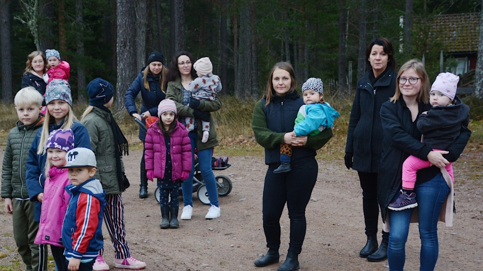 Rebecca Västerlund, till höger, med dottern Stina i famnen fick nyligen besked att hennes medborgarförslag är besvarat. Men det innehåller inga svar om Rumskulla kan få en lekplats eller inte, än mindre när det kan ske.
