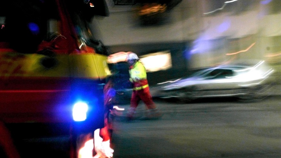 En person har först till sjukhus med ambulanshelikopter efter att det brunnit i en lägenhet i Munkmora utanför Stockholm.
