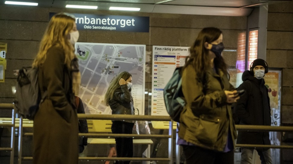 Munskydd i kollektivtrafiken – en av åtgärderna som införts i norska Oslo för att bromsa smittspridningen.
