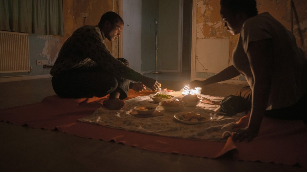 Rial (Wunmi Mosaku) och Bol (Sope Dirisu) får bosätta sig i ett slitet hus när de kommer som flyktingar till England. Pressbild.