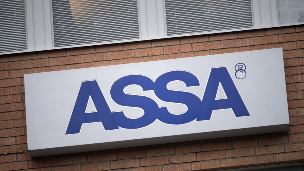 Låstillverkaren Assa Abloy redovisar nästan en halverad vinst för årets andra kvartal. Arkivbild