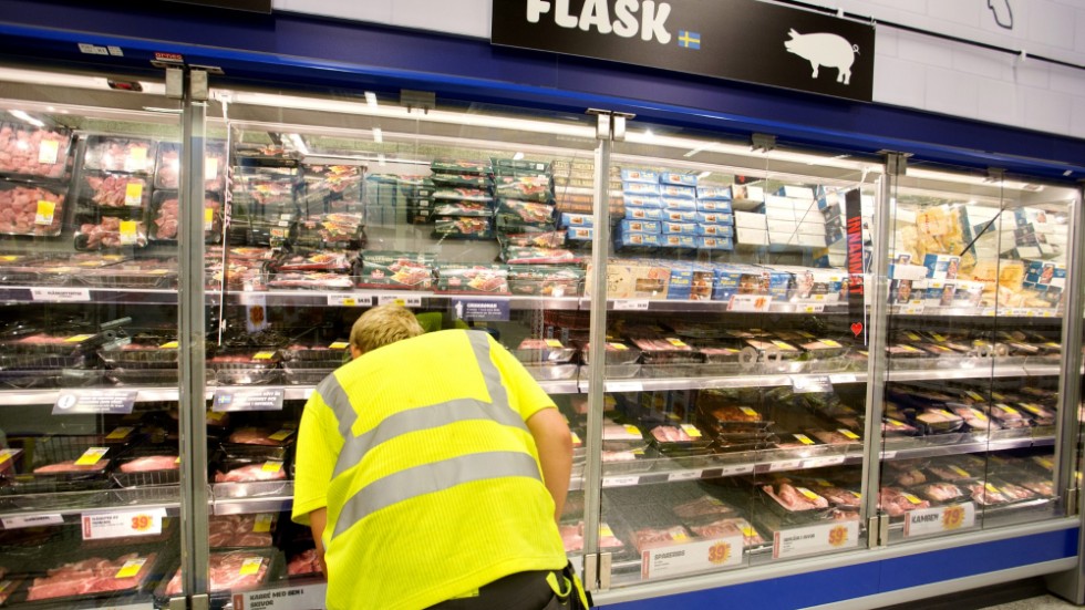 Ökade utgifter för köttproducenter riskerar försämra konkurrens för den svenska maten, skriver debattörerna.