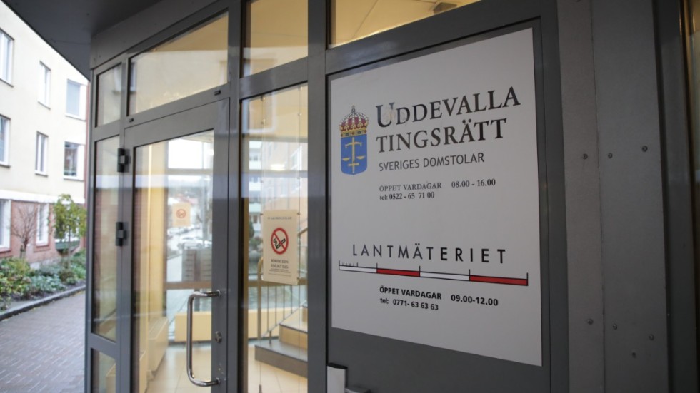 En man i 20-årsåldern åtalas vid Uddevalla tingsrätt för bland annat försök till mord på två poliser. Arkivbild.