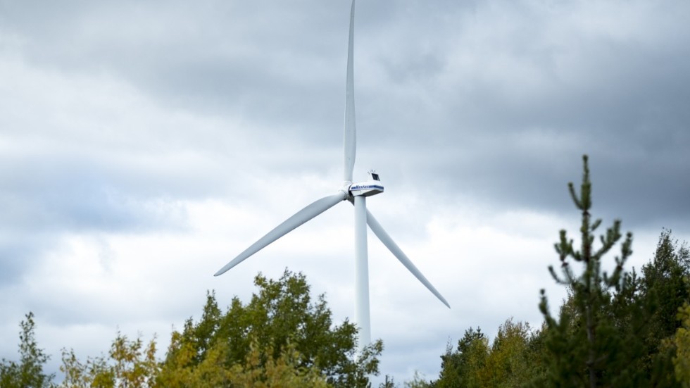 Kommunstyrelsens arbetsutskott säger nej till planerna på en vindkraftpark vid Möjsöberget mellan Virserum och Målilla. Det blir ett för stort intrång för boende, företag och turism i området anser majoriteten.