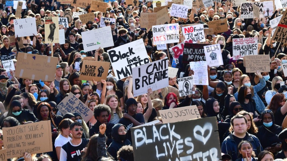 Black lives matter-rörelsen och diskussionerna i samhället om allas lika värde i dess kölvatten har aktualiserat behovet av att täppa till luckorna i diskrimineringslagstiftningen, enligt jämtställdhetsminister Åsa Lindhagen (MP).