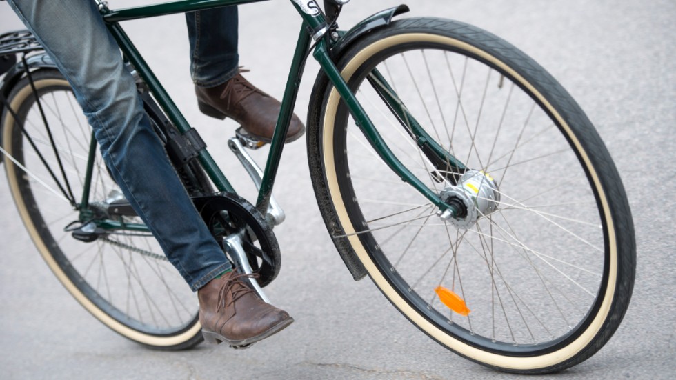 Insändarskribenten menar att många använder trottoarerna som cykelbanor i Nyköping.