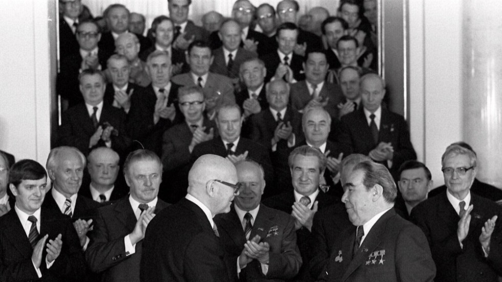 Kommunistledaren Leonid Brezjnev till höger. Finlands president Urho Kekkonen till vänster. Moskva 1975; ett handelsavtal har undertecknats. Närheten till Sovjetdiktaturen hade sitt pris. Men Finland gjorde det bra.  
