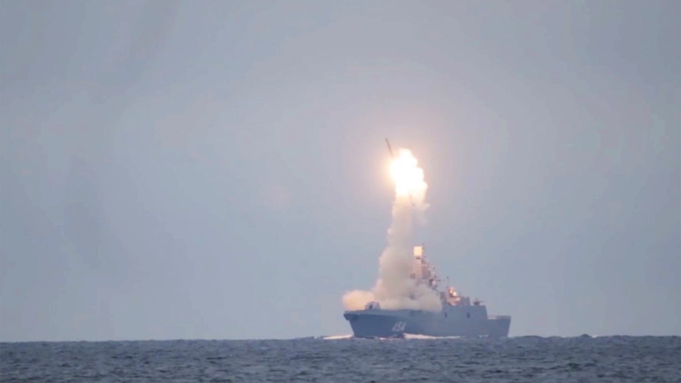 Rysslands hypersoniska kryssningsrobot Zircon avfyras från en fregatt i Vita havet i den här bilden som tagits ur en video som det ryska försvarsdepartementet släppt. Arkivbild.