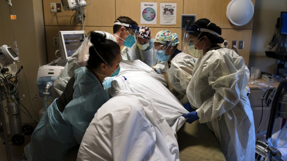 En covidpatient tas om hand av vårdpersonal på ett sjukhus i Los Angeles. Arkivbild.