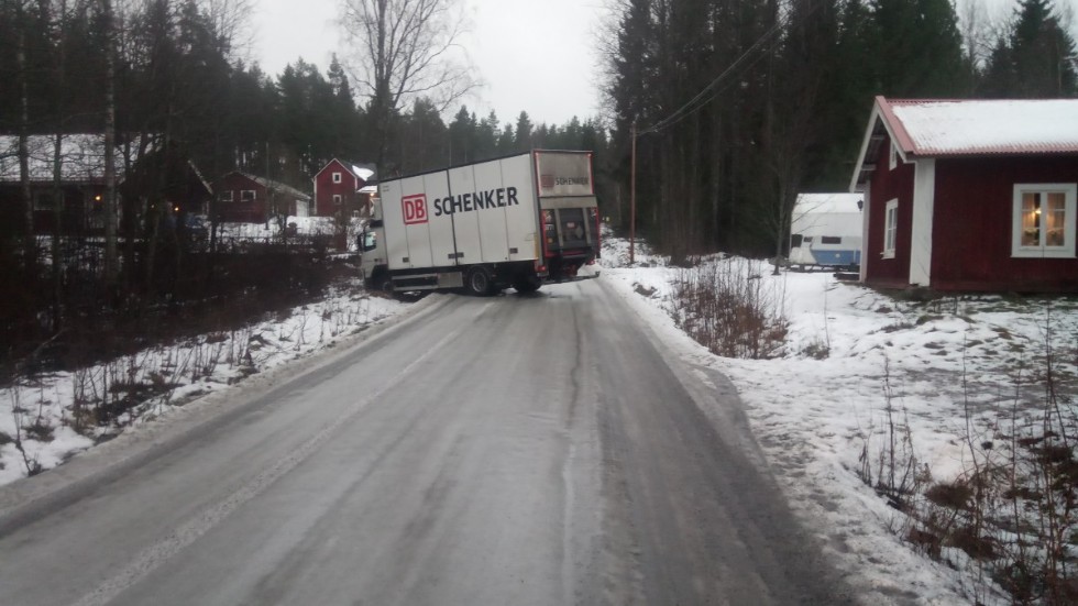 Lastbilen som fastnat vid backen upp mot Falkträsket.