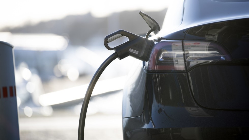 Tack vare sina låga bränslekostnader är elbilen många gånger billigare än bensin- och dieselbilen i drift. Detta gynnar särskilt de som behöver köra sin bil mycket och ofta, skriver Elin Söderberg (MP).