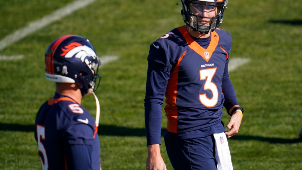 Denver Broncos quarterback Drew Lock (höger) sitter i karantän, precis som resten av reserverna på positionen. Arkivbild.