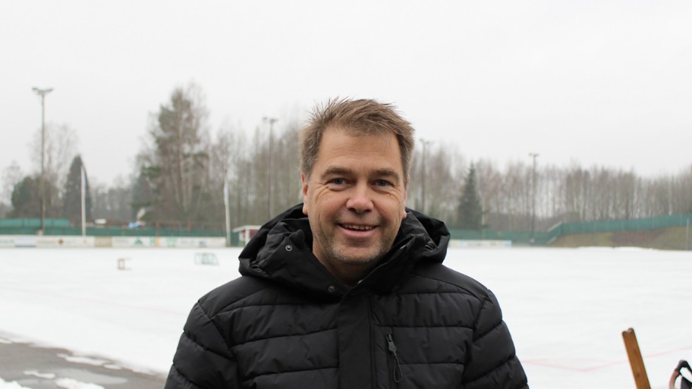 Carl-Anton Johansson, ordförande för Venhagsvallen AB, berättar att planen är att vänta med att spola is på bandybanan i Målilla fram till i början av december.