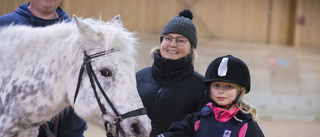 Hästarna hjälper henne med kampen mot ett smärtfritt liv