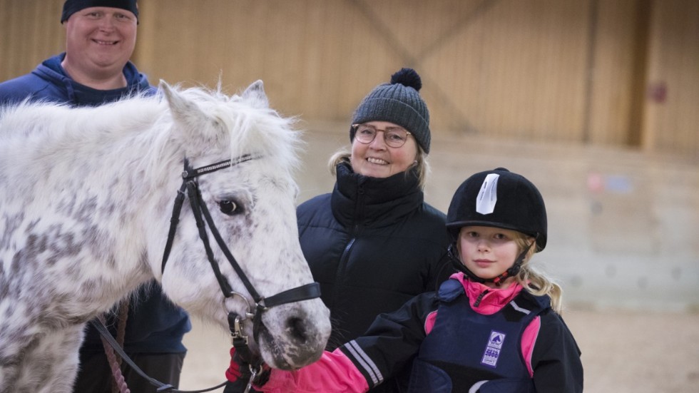 Nioåriga Moa Andersson Moilanen är redo för ett ridpass. Före passet fick hon värdefulla tips av Charlotta Polewey som har arbetat med hästar i hela sitt vuxna liv. 
