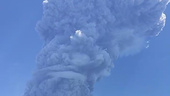 Tusentals flyr ilsken indonesisk vulkan