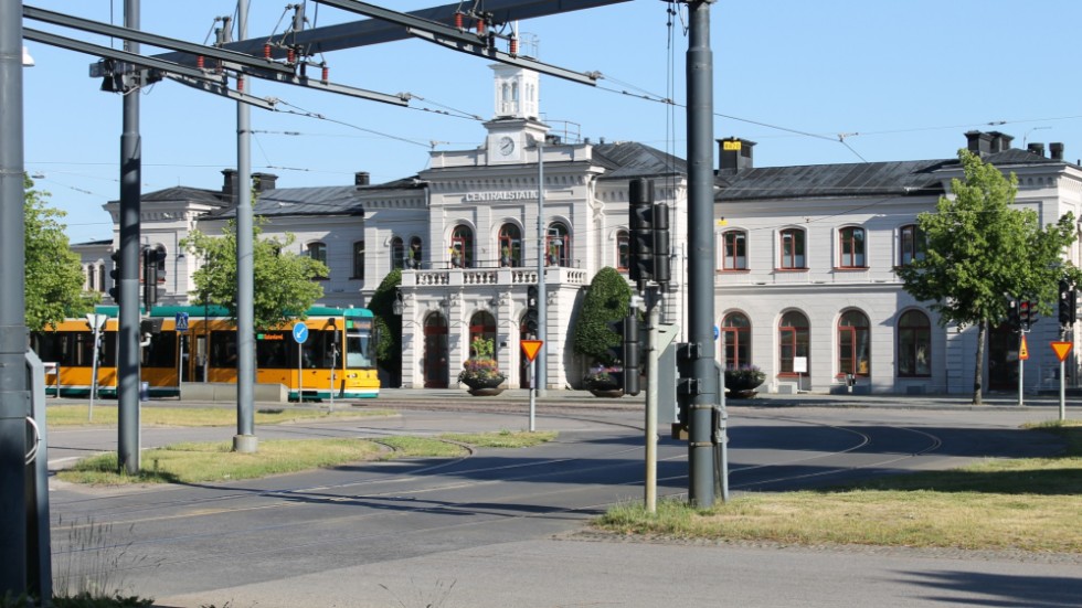 Norrköpings nuvarande Centralstation från 1866 ska ersättas med en ny i höjdläge när Ostlänken kommer. En länk som enligt dagens debattör inte blir någon höjdare för godstrafiken på järnväg. 